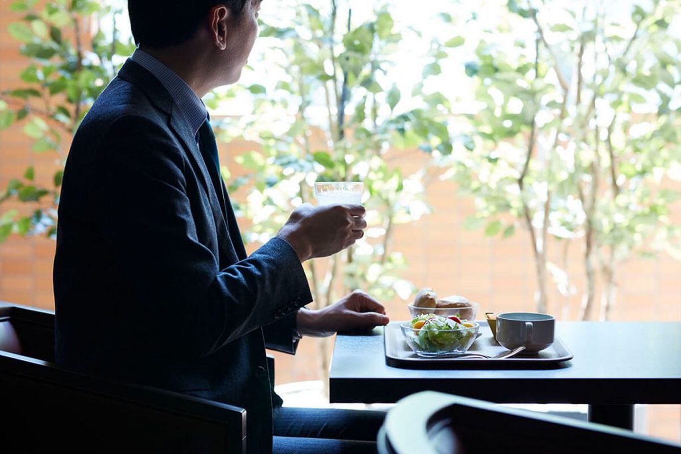 ダイニングの食事風景